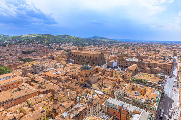 panoramablick auf die stadt bologne, italien - due torri stock-fotos und bilder