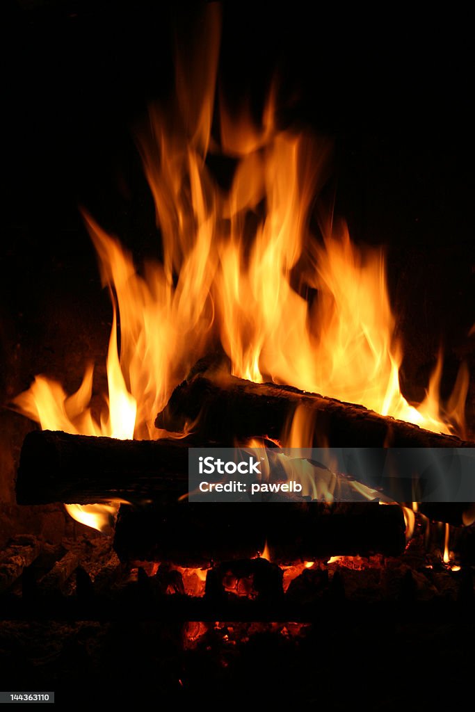 Fuego en una chimenea - Foto de stock de Calor libre de derechos