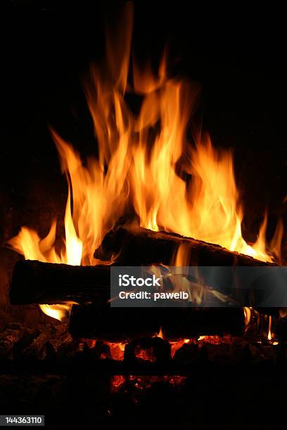 Fuego En Una Chimenea Foto de stock y más banco de imágenes de Calor - Calor, Ceniza, Chimenea - Construcción para calentarse