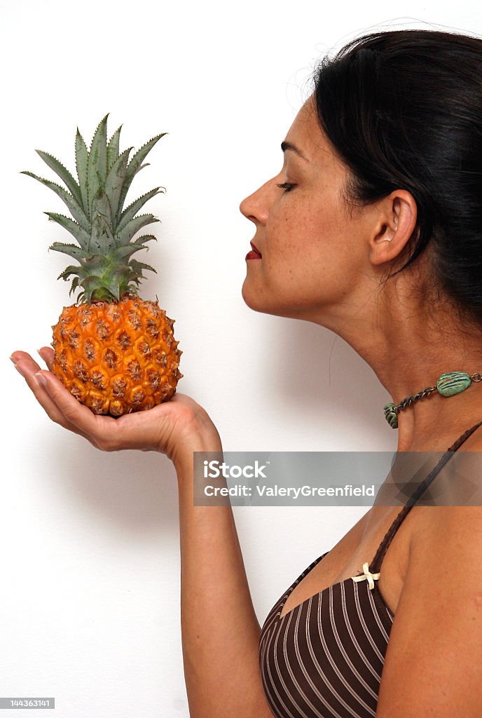 Junge Frau mit Ananas - Lizenzfrei Ananas Stock-Foto