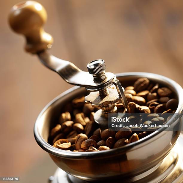 Nahaufnahme Eines Altmodischen Kaffeemühle Stockfoto und mehr Bilder von Antiquität - Antiquität, Café, Kaffee - Getränk