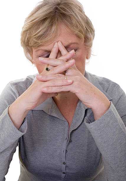 mal di testa - senior women defeat headache pain foto e immagini stock