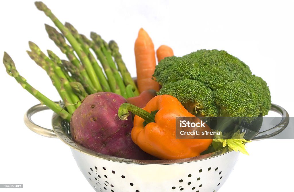 Свежие овощи с капли воды в Дуршлаг на белый изолированных - Стоковые фото Без людей роялти-фри