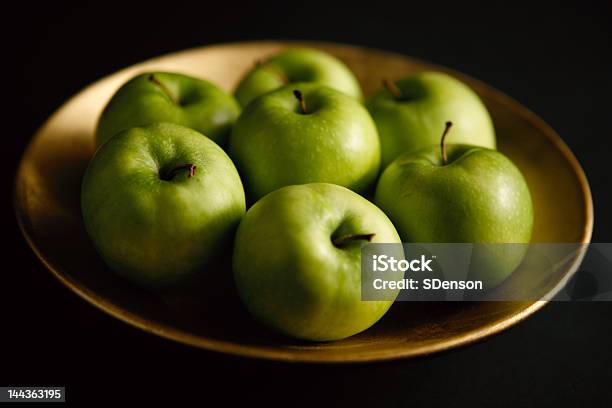 Cesto Di Mele - Fotografie stock e altre immagini di Alimentazione sana - Alimentazione sana, Autunno, Composizione orizzontale