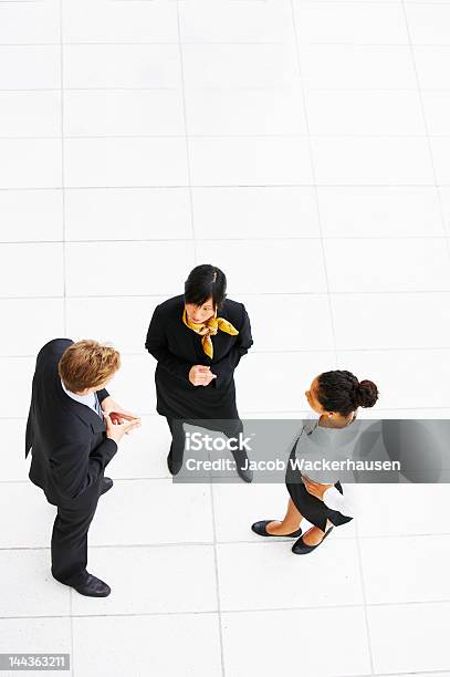 Gente De Negocios Discutiendo Foto de stock y más banco de imágenes de Vista elevada - Vista elevada, Negocio, Oficina