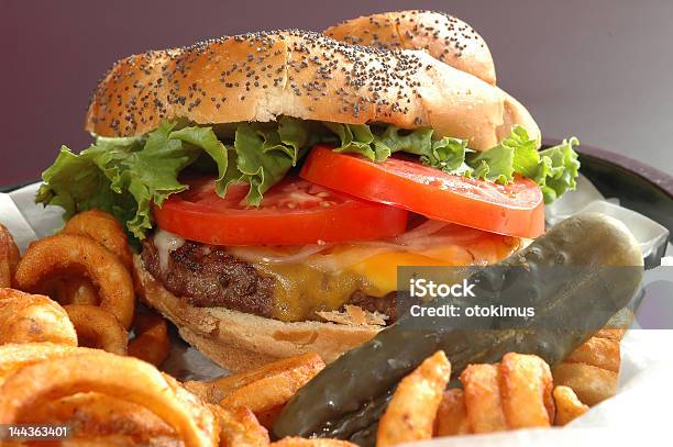 Cheeseburger E Sottaceti - Fotografie stock e altre immagini di Cena - Cena, Cetriolino, Cheddar - Formaggio