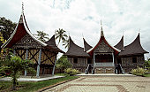 horn-mit-glasdach-minangkabau-traditional-house.jpg?b=1&s=170x170&k=20&c=OQ_Qg63D_OmFlwsuodCdENsIP_ZsC5cPglvJSawxzUA=