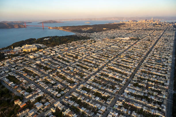 quartiere residenziale di san francisco - golden gate bridge san francisco county bridge san francisco bay foto e immagini stock