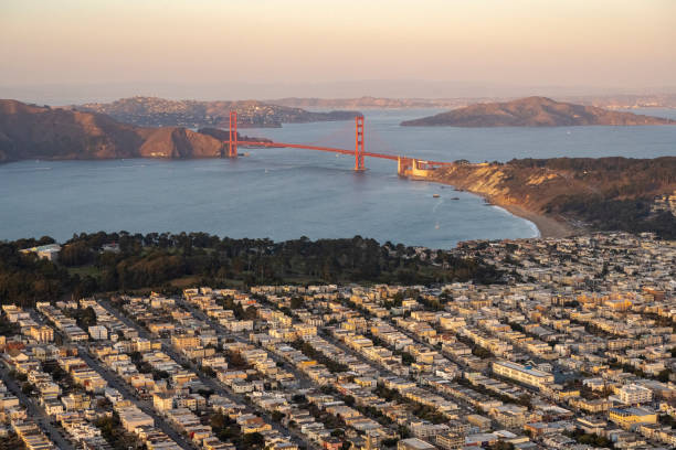 quartiere residenziale di san francisco - golden gate bridge san francisco county bridge san francisco bay foto e immagini stock