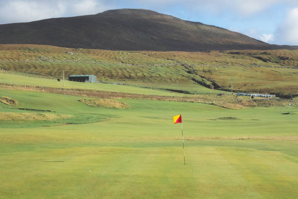harris golf club, schottland - traditional sport sports flag golf flag golf stock-fotos und bilder