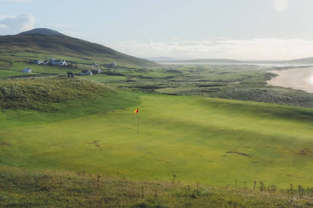 harris golf club, schottland - traditional sport sports flag golf flag golf stock-fotos und bilder