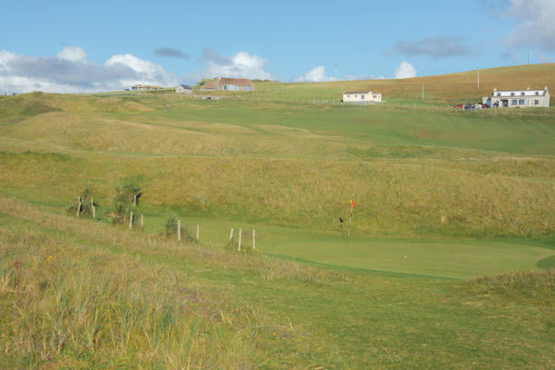 harris golf club, schottland - traditional sport sports flag golf flag golf stock-fotos und bilder