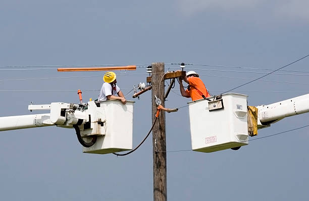 lavorando ad alta tensione - maintenance engineer fuel and power generation cherry picker electricity foto e immagini stock