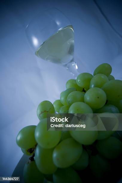 Foto de Vinho E Uvas e mais fotos de stock de Ambiente - All Vocabulary - Ambiente - All Vocabulary, Bebida alcoólica, Branco