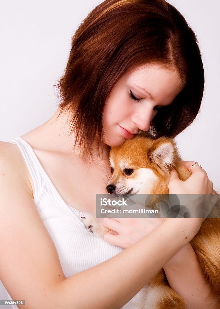 Snuggling com um filhote - Foto de stock de 16-17 Anos royalty-free