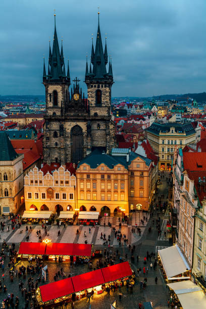 blick auf die tyn-kirche und den weihnachtsmarkt auf dem altstädter ring in prag. - prague czech republic high angle view aerial view stock-fotos und bilder