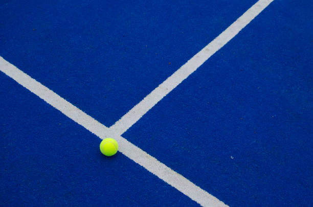 파란색 패들 테니스 코트의 라인에 가까운 공 - tennis artificial turf playing field sports venue 뉴스 사진 이미지