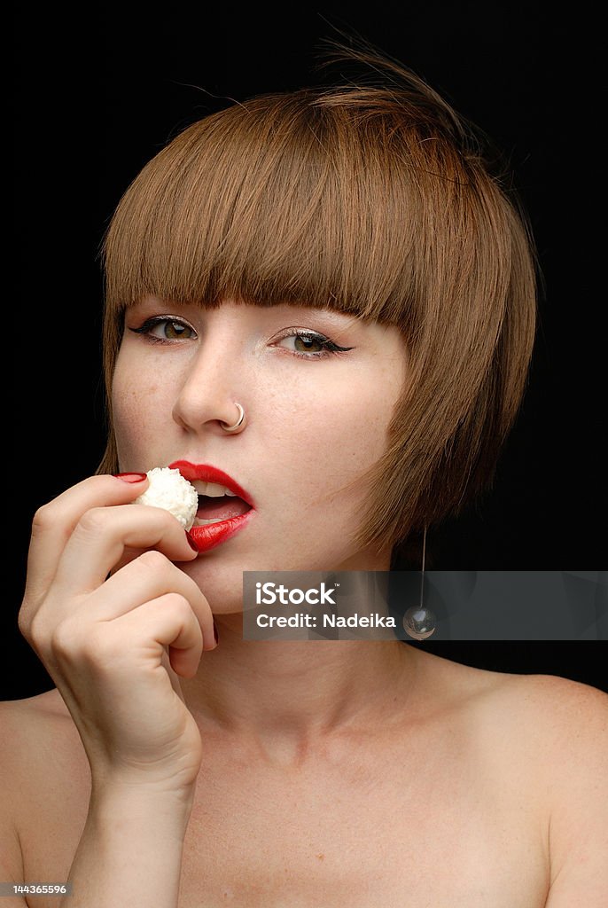 Chica de pelo roja putting placer en su boca mirando - Foto de stock de Adulto libre de derechos