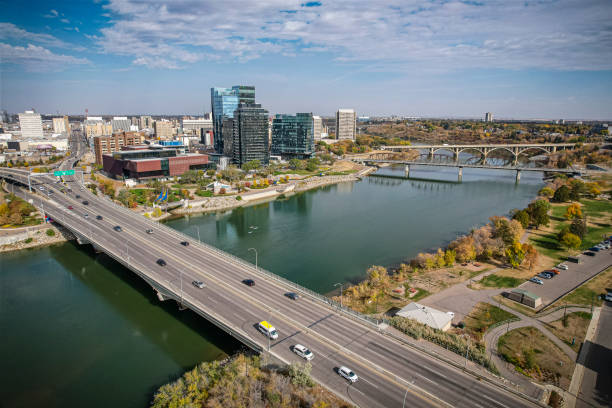 새스커툰 다운타운의 공중 - saskatoon saskatchewan canada downtown district 뉴스 사진 이미지