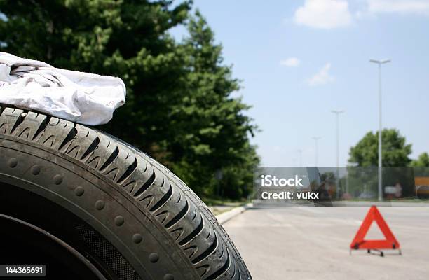 Rueda Pinchada Foto de stock y más banco de imágenes de Aire libre - Aire libre, Asfalto, Borde de la carretera