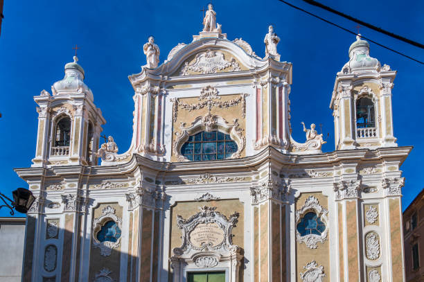 Igreja em Finale Ligure - foto de acervo