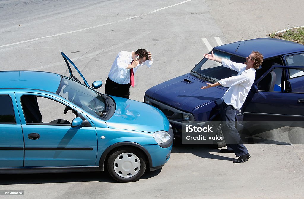 accident de la circulation et de deux conducteurs fighting - Photo de Accident de transport libre de droits