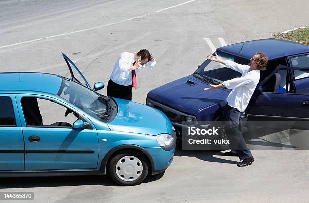 Foto de Acidente De Trânsito E Aos Motoristas Lutando Dois e mais fotos de stock de Colisão - Colisão, Entroncamento - Estrada, Acidente