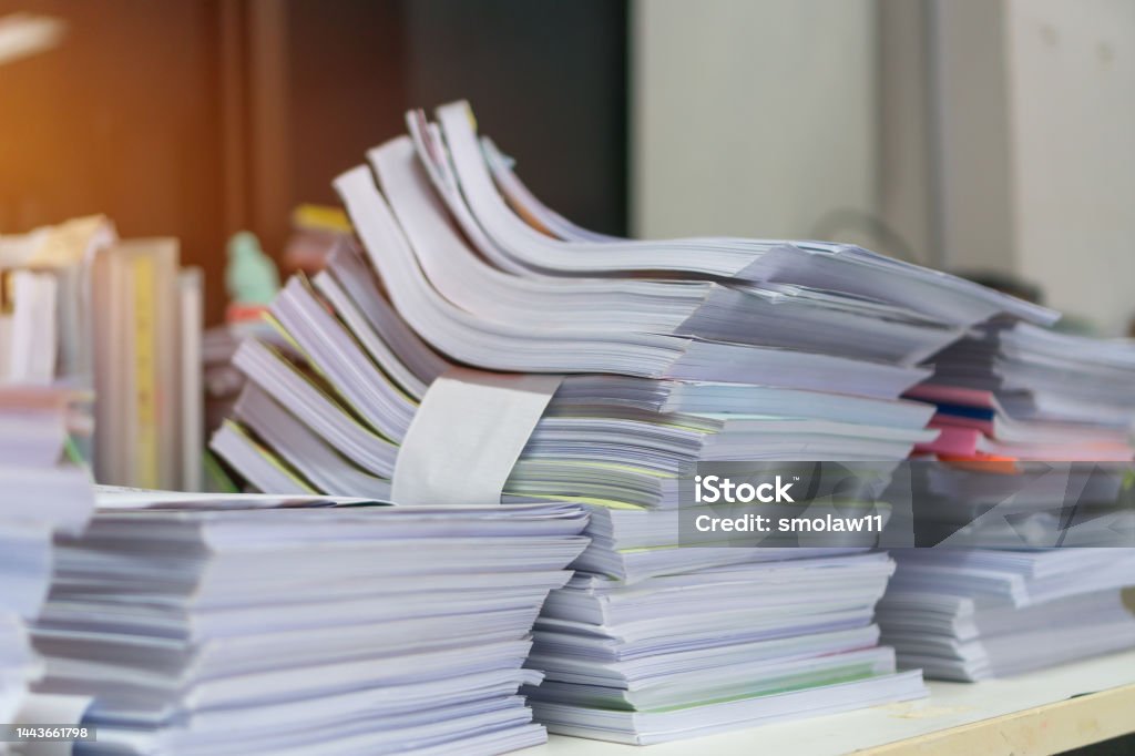 세금 문서 서류 또는 서류 파일 테이블 바쁜 사무실에 미완성 보고서 더미 재무 문서 시트를 미완성 상태로 과로 상태로 쌓습니다 ...