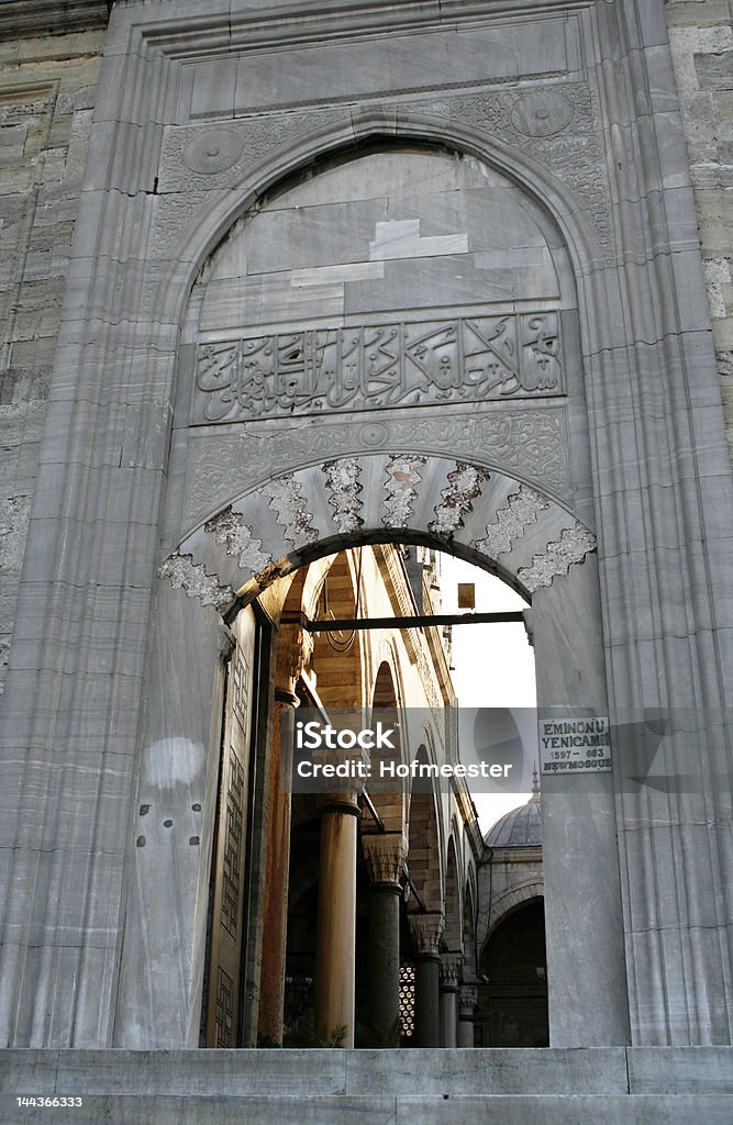 Conductos la entrada de nuevos mezquita en Estambul. - Foto de stock de Accesibilidad libre de derechos