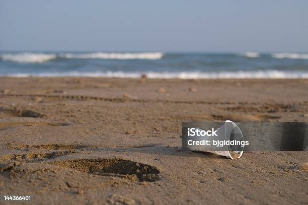 Plastikowy Kubek Na Plaży - zdjęcia stockowe i więcej obrazów Bez ludzi - Bez ludzi, Delta Ebro, Fotografika