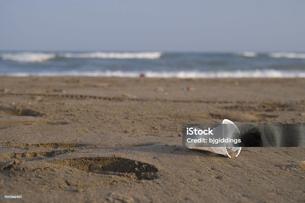 Recipiente de plástico na praia - Royalty-free Areia Foto de stock