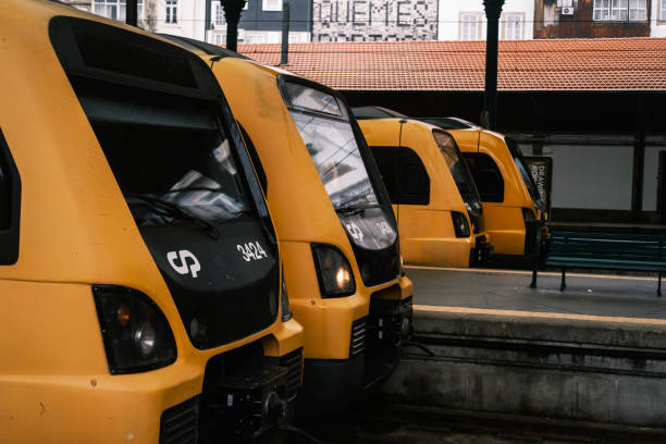 cp-züge fahren am bahnhof são bento in porto ab - depart stock-fotos und bilder