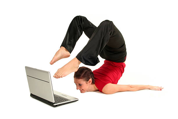 mujer haciendo yoga con ordenador portátil - flexibility contortionist yoga business fotografías e imágenes de stock