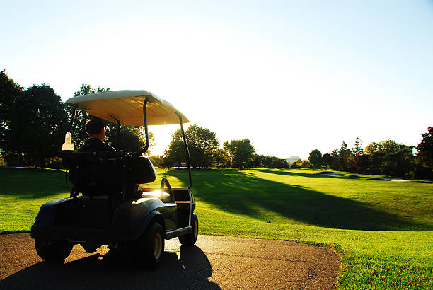 voiturette de golf et golf - golf cart golf mode of transport transportation photos et images de collection