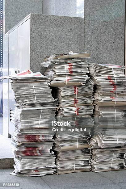 Jornais - Fotografias de stock e mais imagens de Banca de Jornais - Banca de Jornais, Imprimir, Jornal