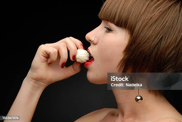 Photo libre de droit de Gauche De Votre Profil De La Jeune Fille Mordre De Chocolat Blanc banque d'images et plus d'images libres de droit de Goûter