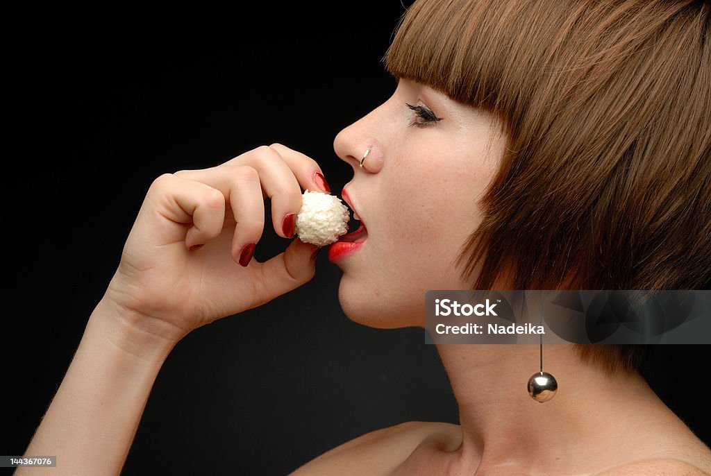 퇴장한 프로필을 여자아이 물어뜯기 인명별 사탕 - 로열티 프리 시식 스톡 사진