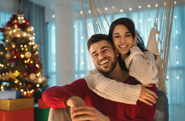 Pareja joven pasando la Navidad - foto de stock