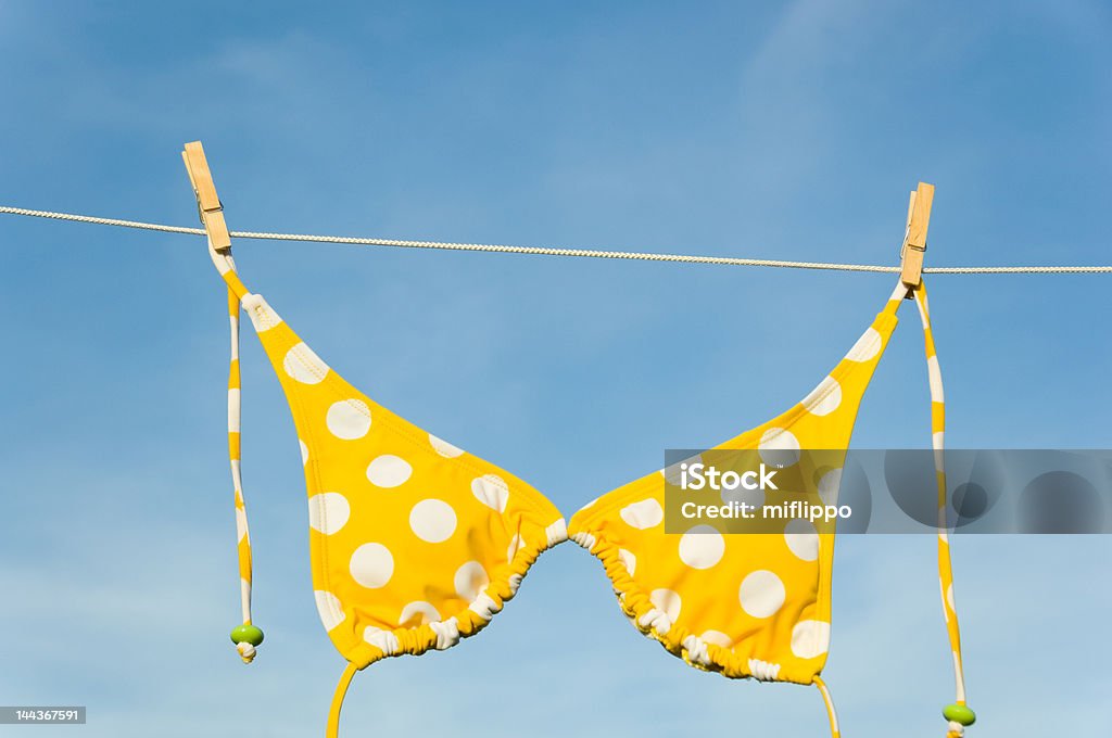 Jaune Bikini à pois - Photo de Bikini libre de droits