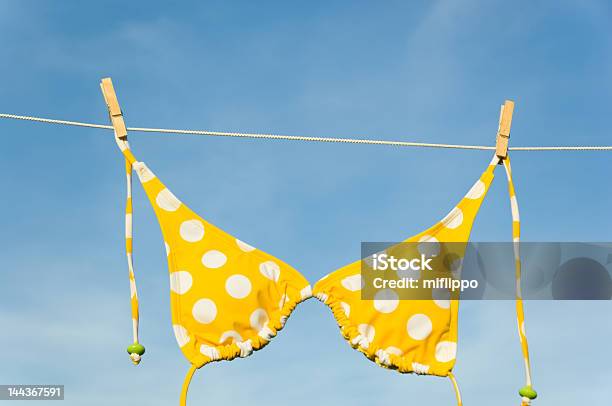 Photo libre de droit de Jaune Bikini À Pois banque d'images et plus d'images libres de droit de Bikini - Bikini, Jaune, Haut