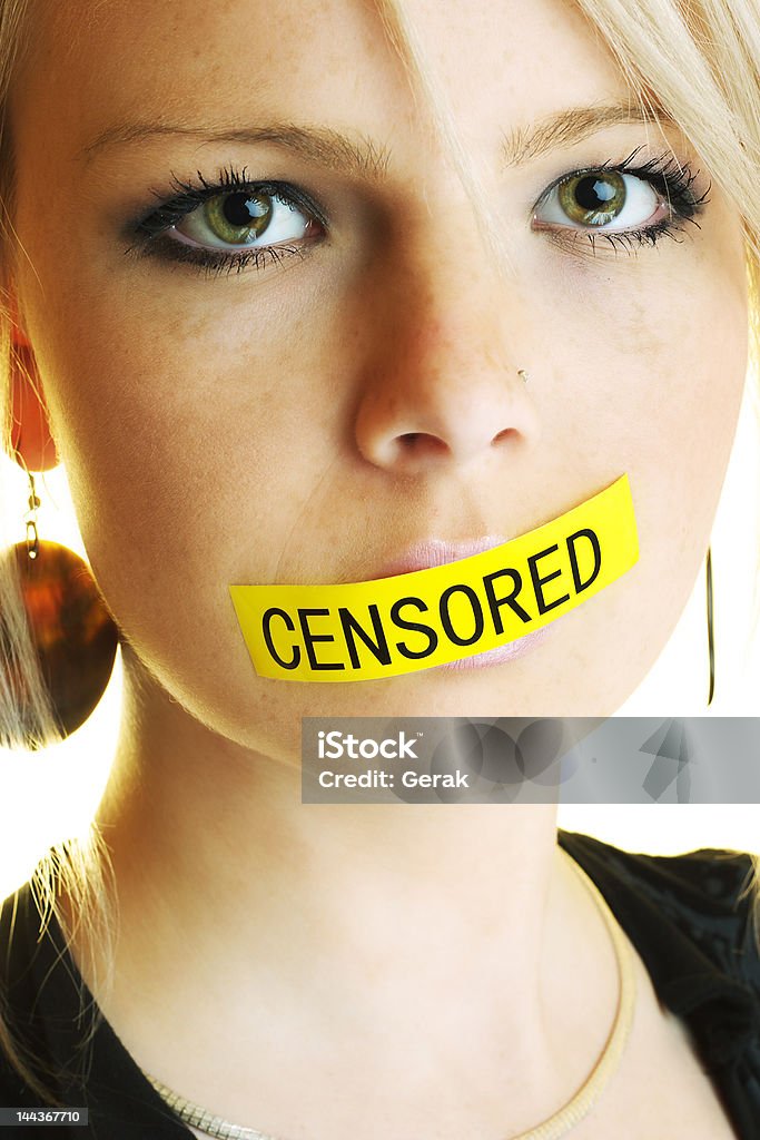 Menina loira com censored placa em sua boca - Foto de stock de Adulto royalty-free