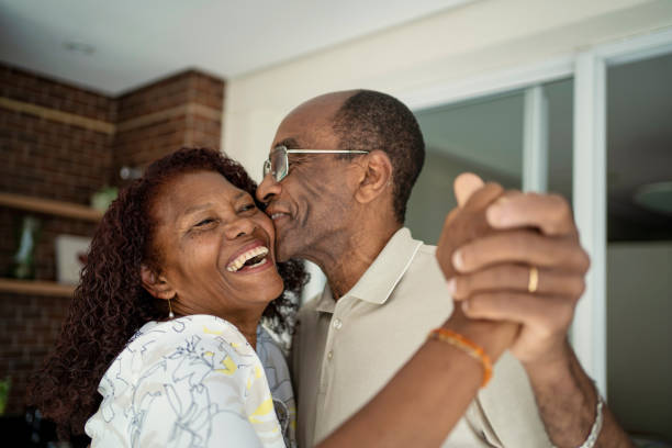 pareja afroamericana bailando en el balcón - happy couple fotografías e imágenes de stock