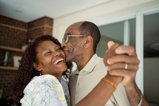 un couple de personnes âgées afro-américaines dansant sur le balcon - couple cheerful happiness men photos et images de collection