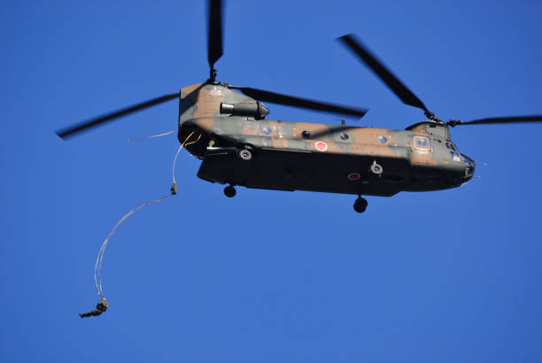 陸上自衛隊の空挺部隊がch-47jチヌーク重量物運搬ヘリコプターの後ろから飛び出します。 - military airplane helicopter military boeing vertol chinook ストックフォトと画像