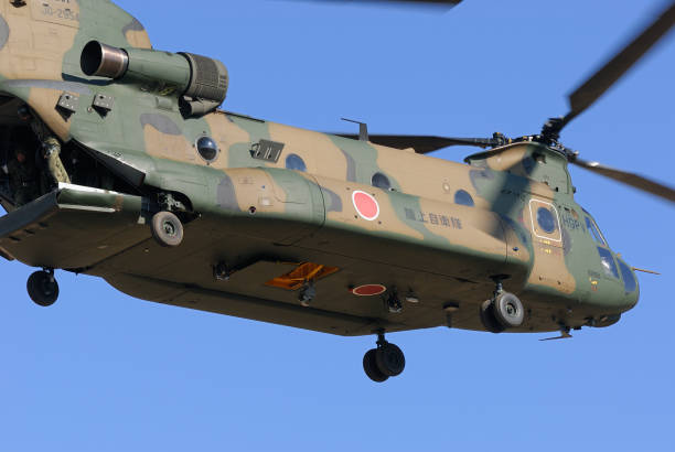 陸上自衛隊ボーイングch-47jチヌーク重量物運搬ヘリコプター。 - military airplane helicopter military boeing vertol chinook ストックフォトと画像