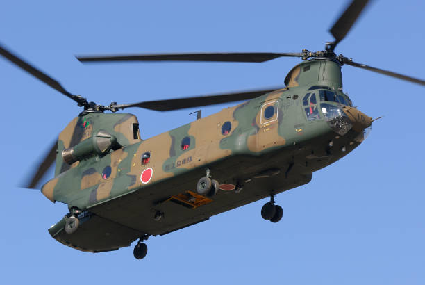 陸上自衛隊ボーイングch-47jチヌーク重量物運搬ヘリコプター。 - military airplane helicopter military boeing vertol chinook ストックフォトと画像