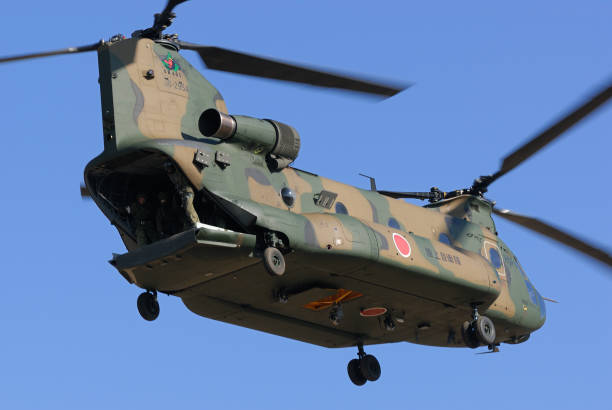 陸上自衛隊ボーイングch-47jチヌーク重量物運搬ヘリコプター。 - military airplane helicopter military boeing vertol chinook ストックフォトと画像