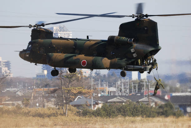 陸上自衛隊の空挺部隊がch-47jチヌーク重量物運搬ヘリコプターから高速ローピング。 - military airplane helicopter military boeing vertol chinook ストックフォトと画像