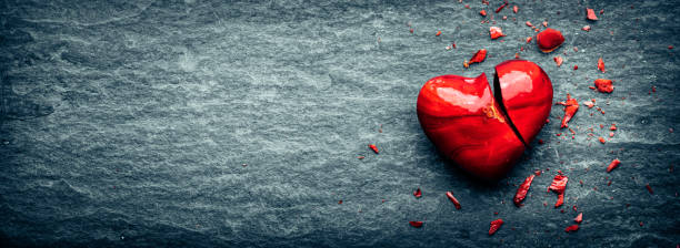 rosso cuore spezzato - relationship difficulties immagine foto e immagini stock