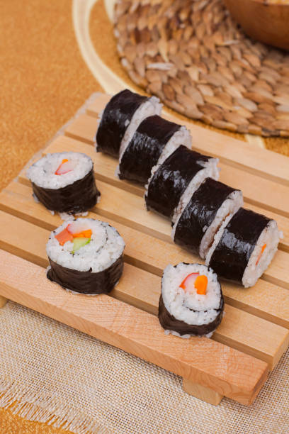 新鮮で安い日本の巻き寿司のセットの上面図 - appetizer asia carrot maki sushi ストックフォトと画像